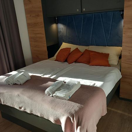 Mobile Home Anamari บีโอกราดนาโมรู ภายนอก รูปภาพ