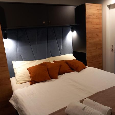 Mobile Home Anamari บีโอกราดนาโมรู ภายนอก รูปภาพ
