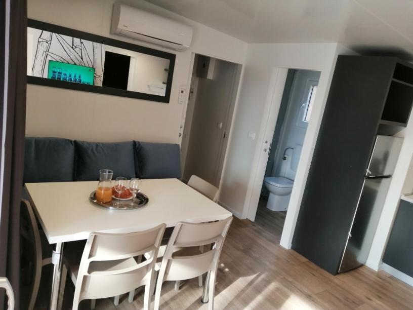 Mobile Home Anamari บีโอกราดนาโมรู ภายนอก รูปภาพ