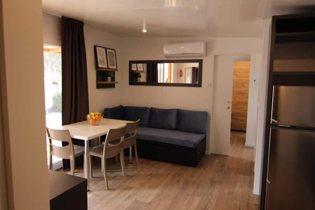 Mobile Home Anamari บีโอกราดนาโมรู ภายนอก รูปภาพ